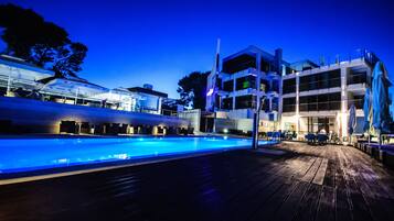 Fachada da propriedade à noite