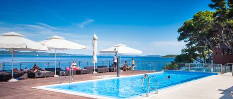 Piscine extérieure, chaises longues