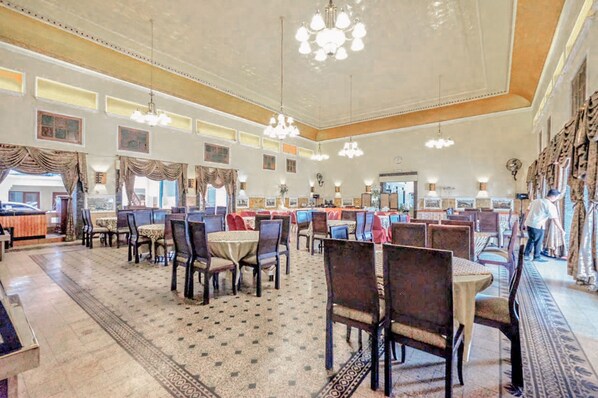 Breakfast, lunch, dinner served; international cuisine  - Hotel Pelangi Malang (Malang)