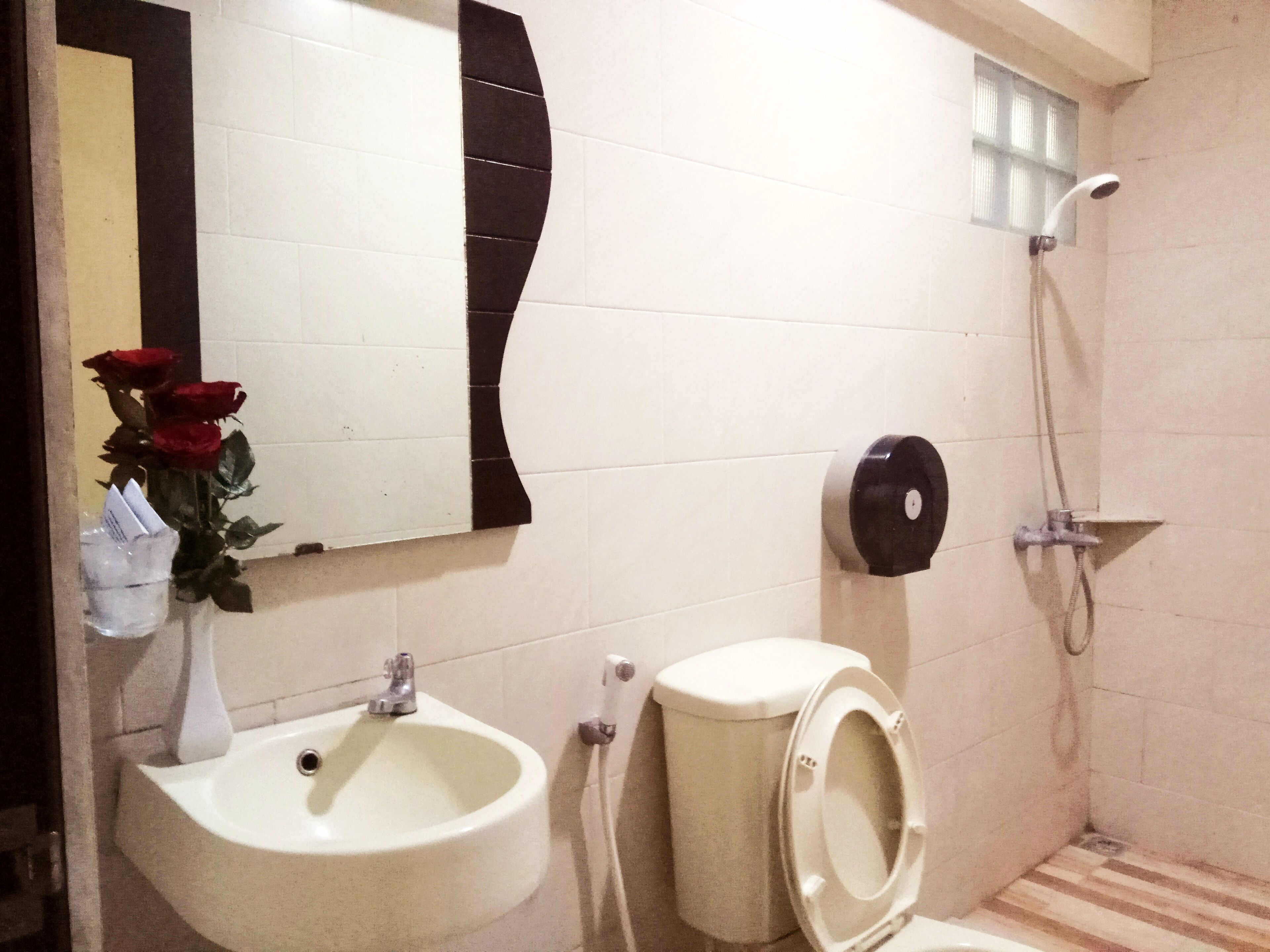 Een badkamer met een wastafel, toilet en douche.