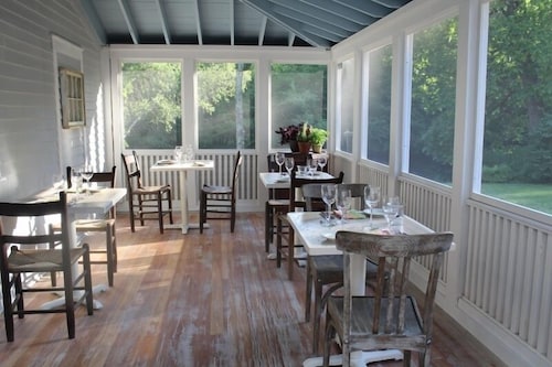 King Hill Inn & Kitchen