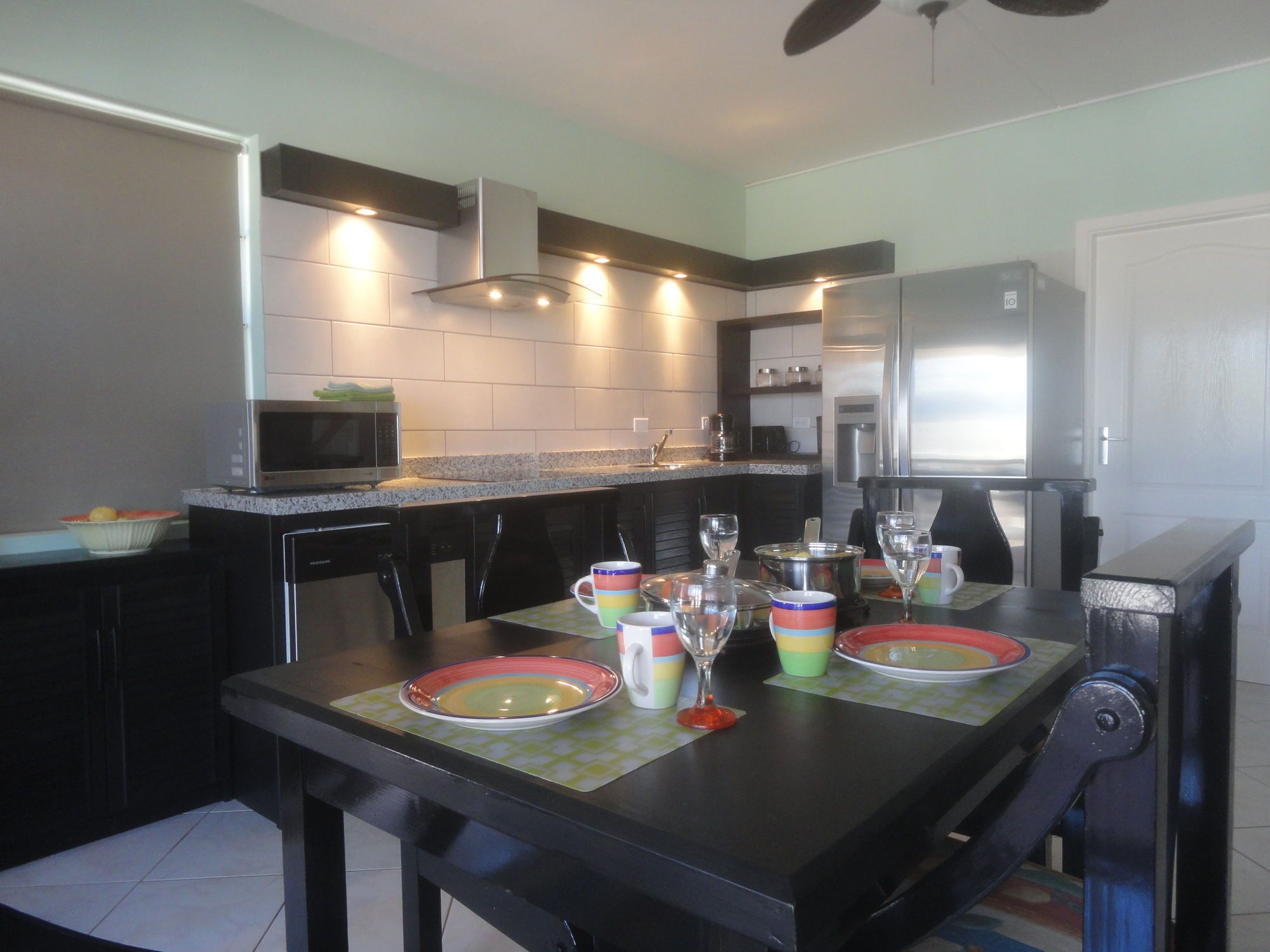 Refrigerador con freezer, microondas, placa de cocina, lavavajillas