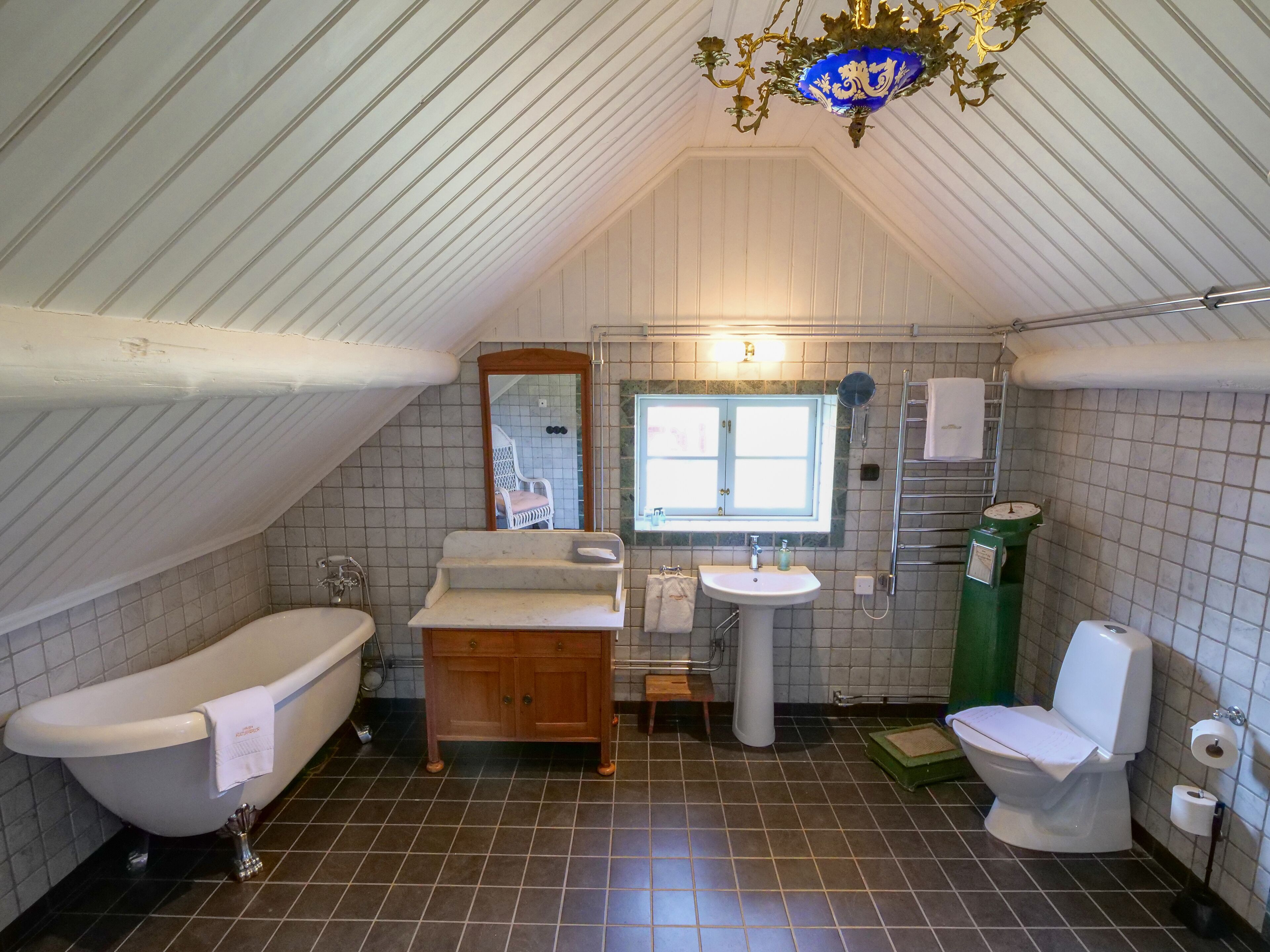 junior suite, 1 bedroom | bathroom | towels