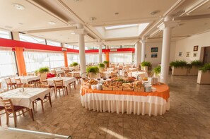 Breakfast, lunch, dinner served; Mediterranean cuisine  - Hotel Agava (Bozava)