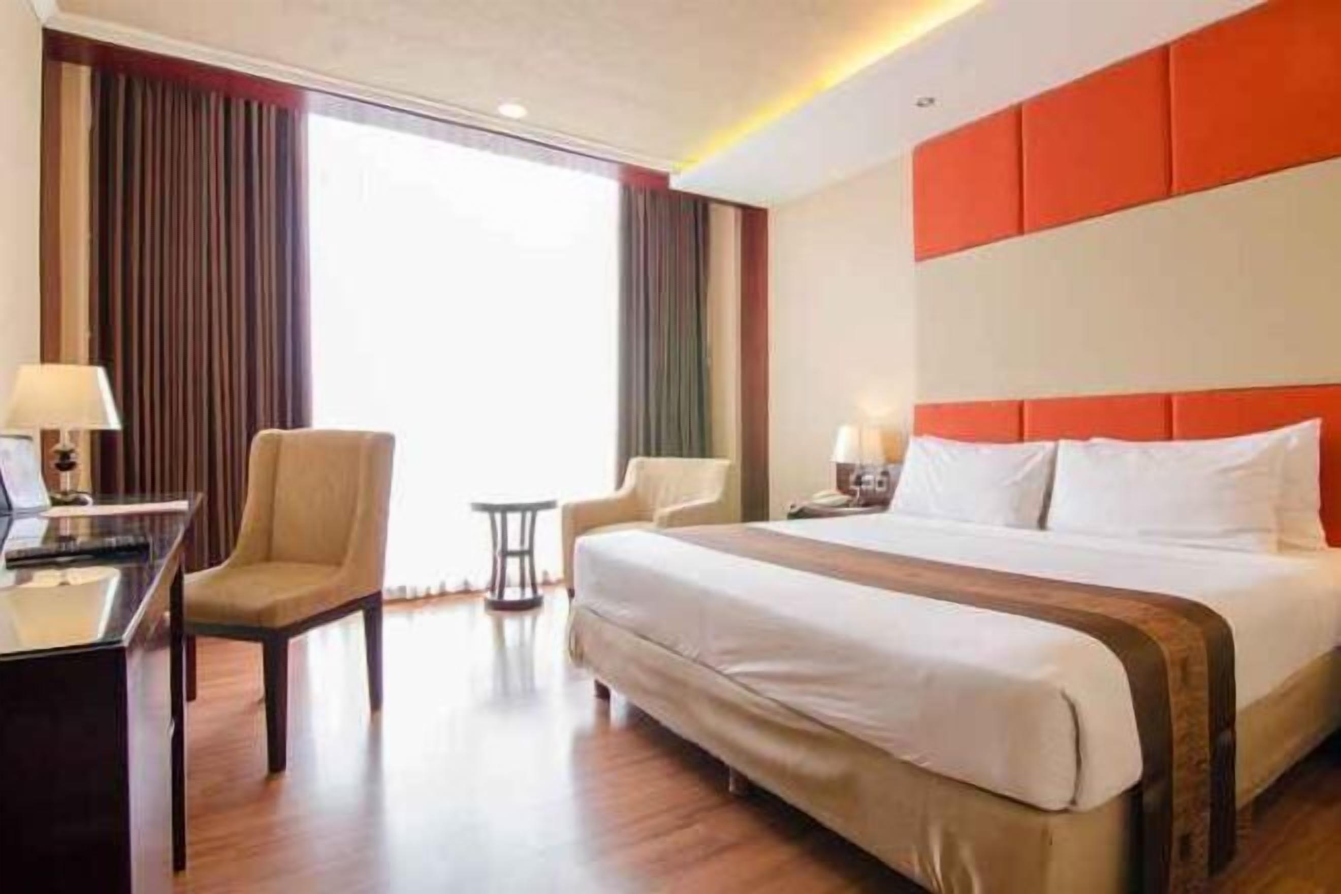 Skrivbord, arbetsyta för laptop och gratis wi-fi