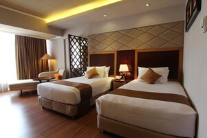 Escritorio, espacio para trabajar con laptop y wifi gratis 