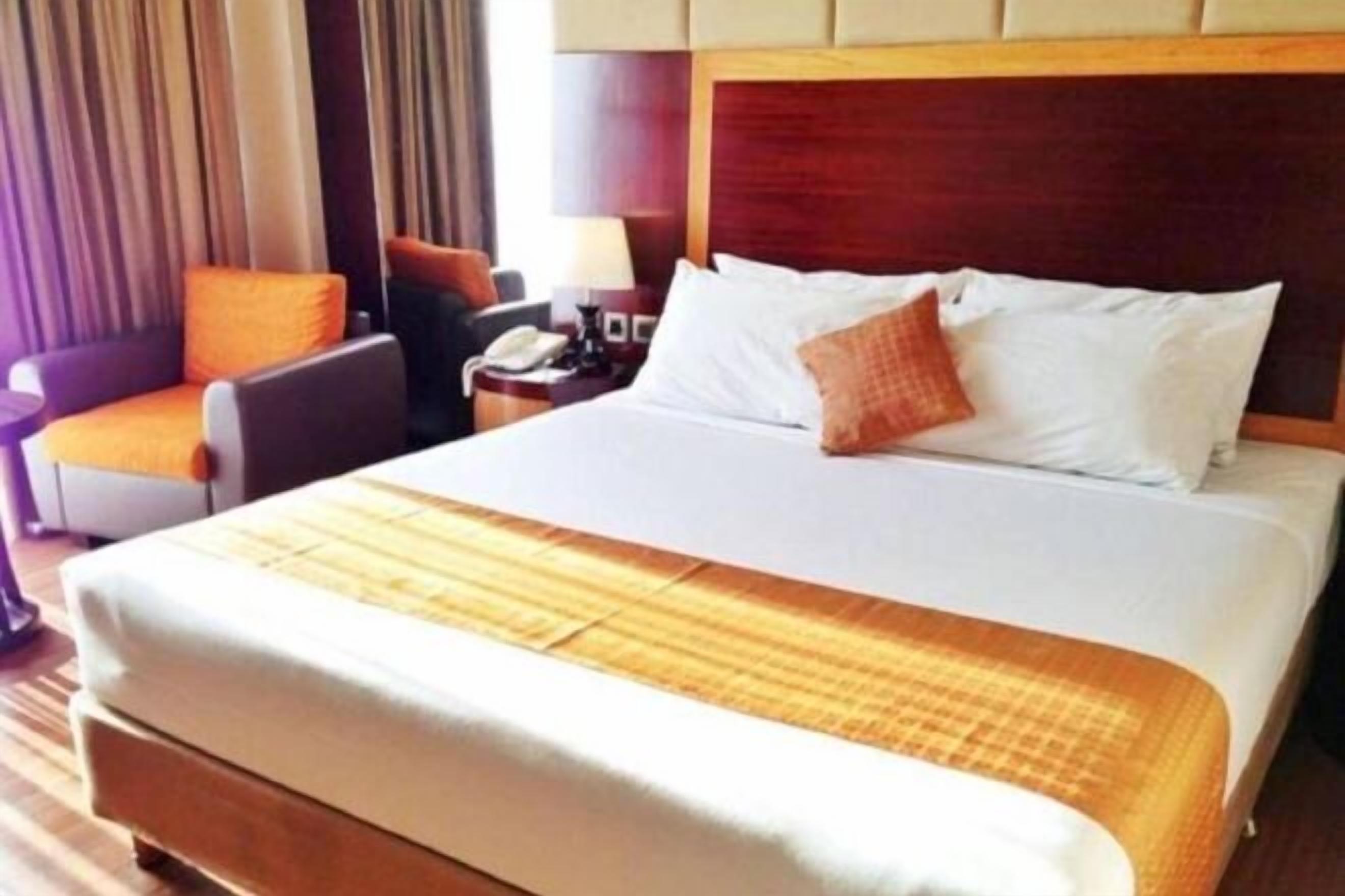 Escritorio, espacio para trabajar con laptop y wifi gratis 