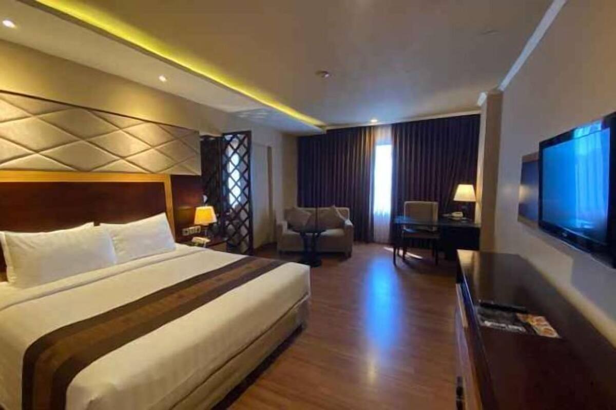 Escritorio, espacio para trabajar con laptop y wifi gratis