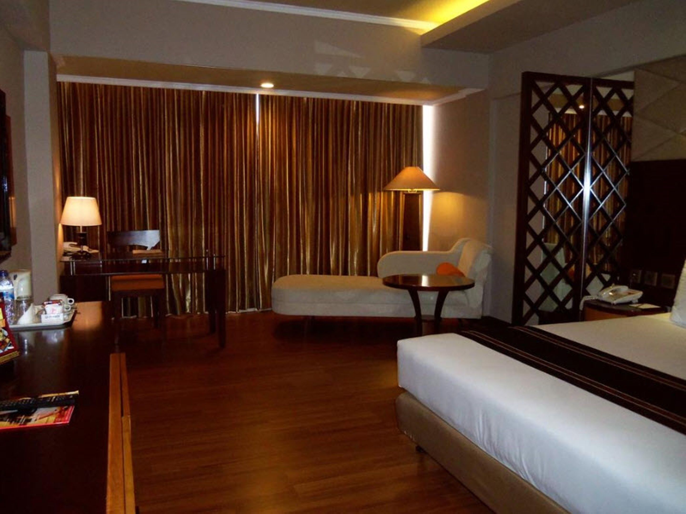 deluxe room | living area | flat-screen tv