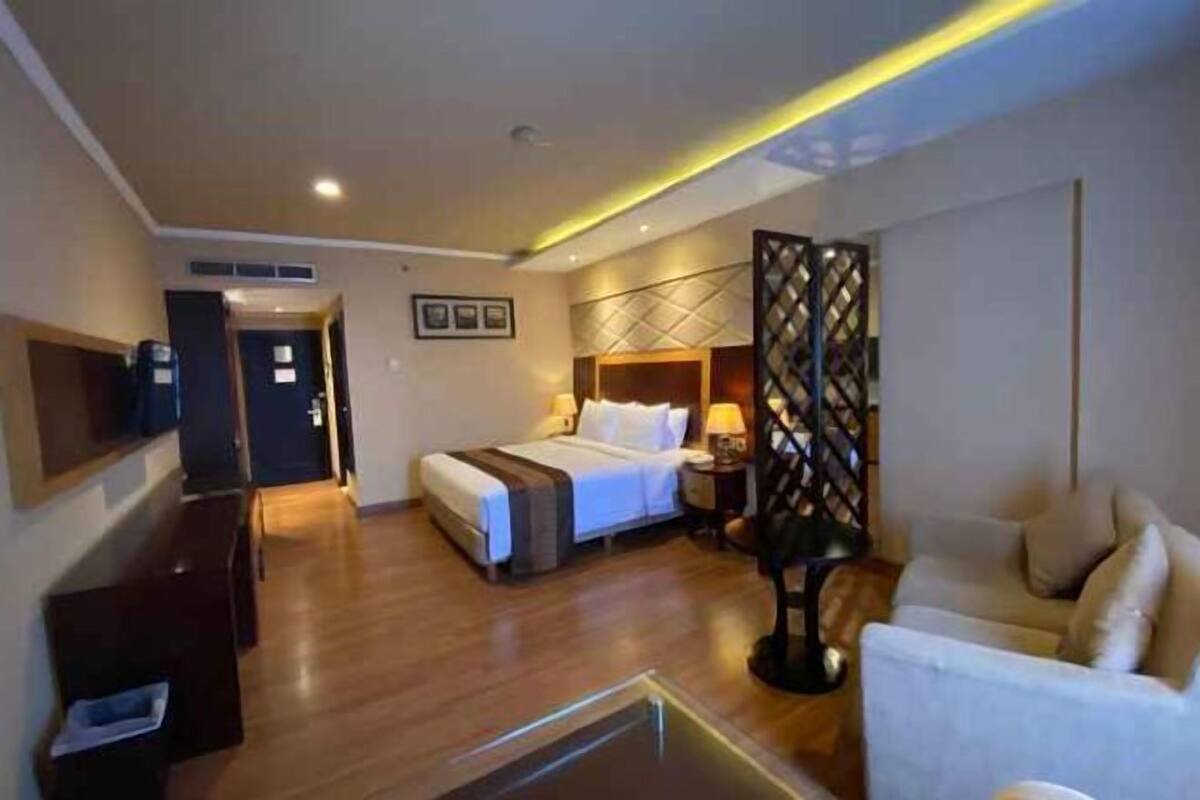 Escritorio, espacio para trabajar con laptop y wifi gratis