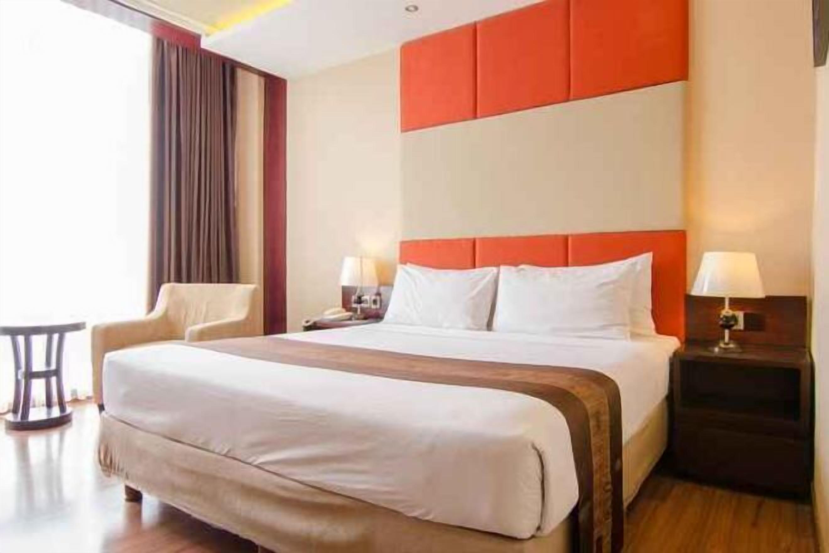 Escritorio, espacio para trabajar con laptop y wifi gratis 