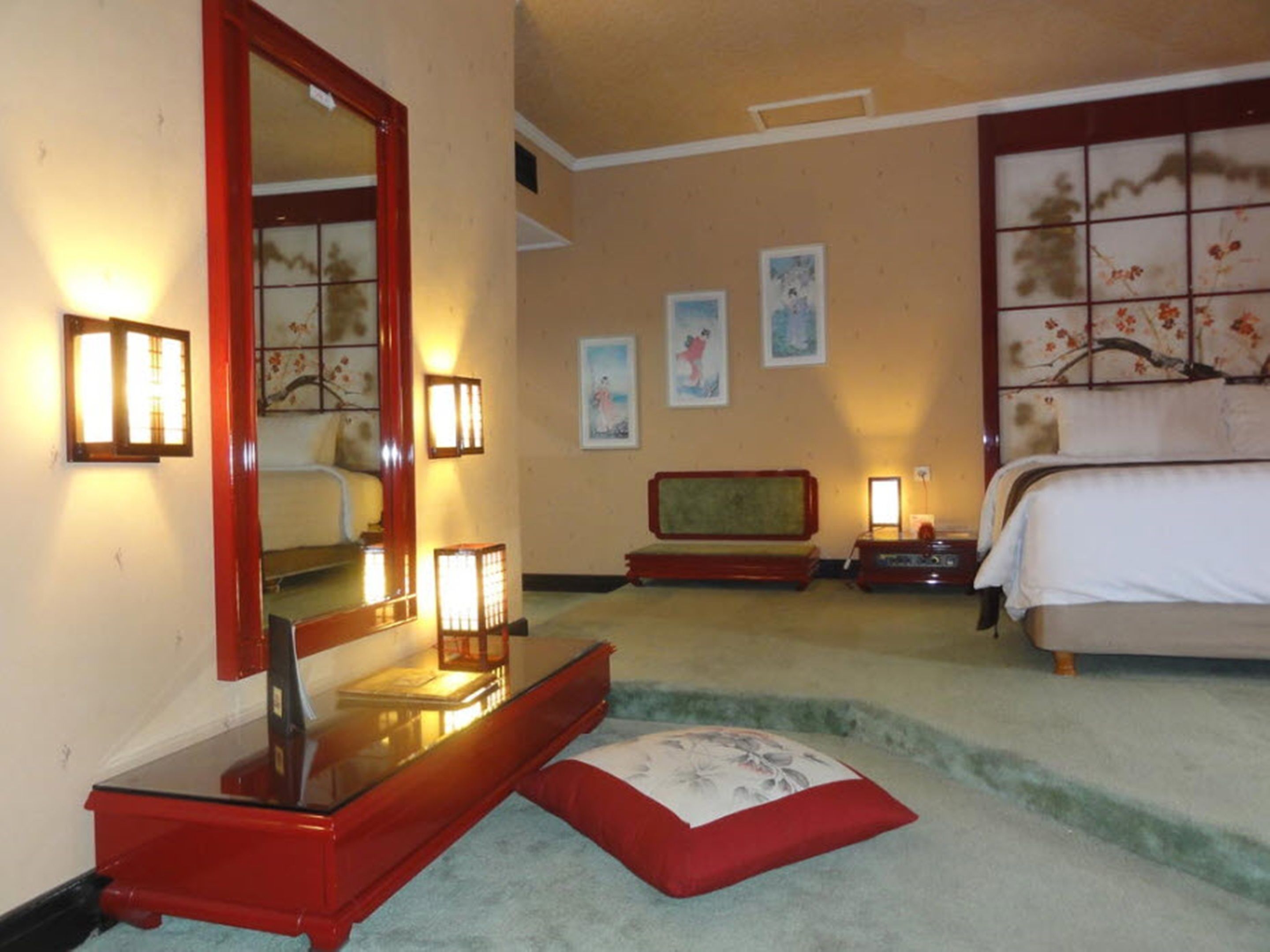 desk, laptop workspace, free wifi