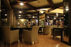 3 restaurantes; se sirven desayunos, almuerzos, cenas y cocina japonesa 