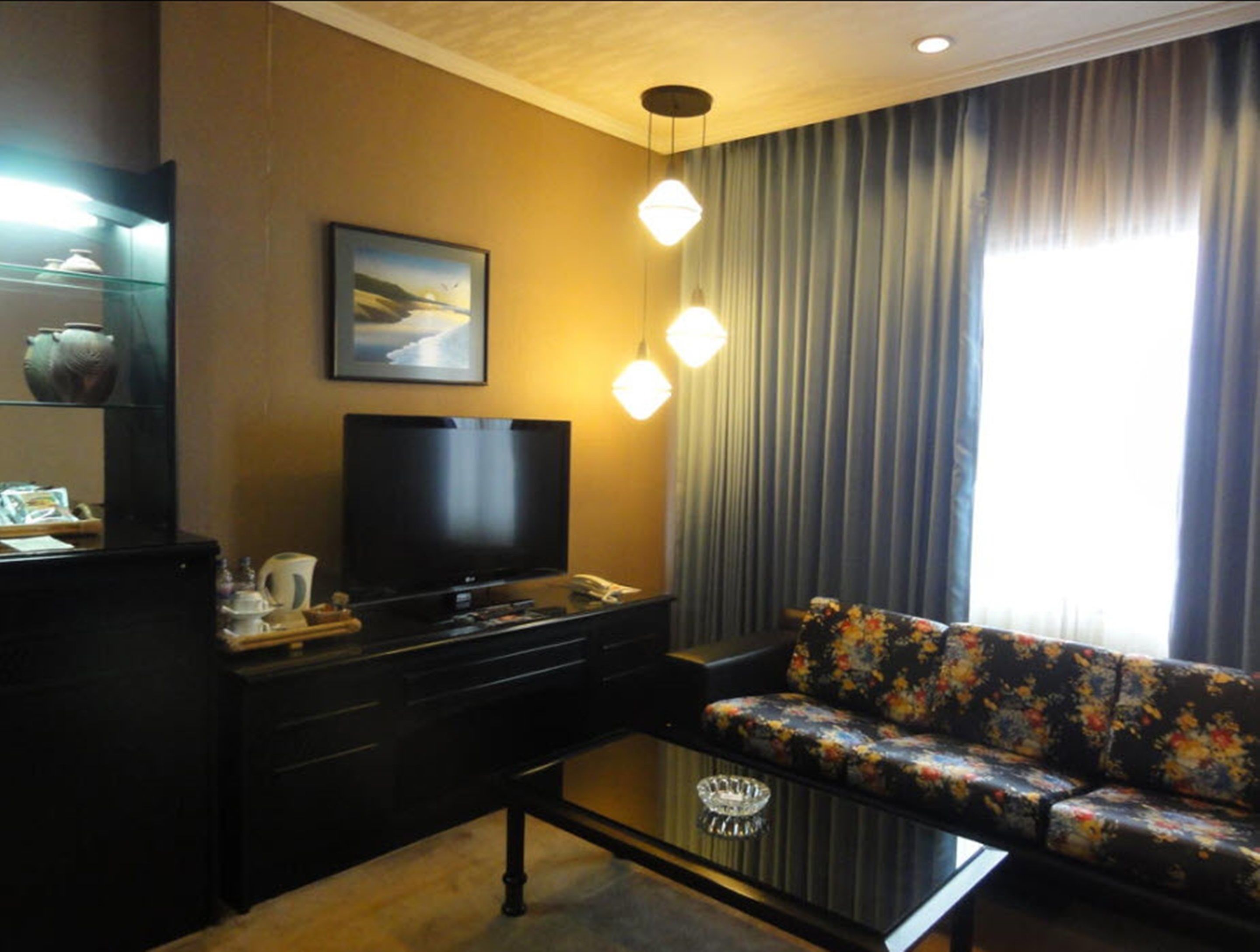 executive suite | living area | flat-screen tv