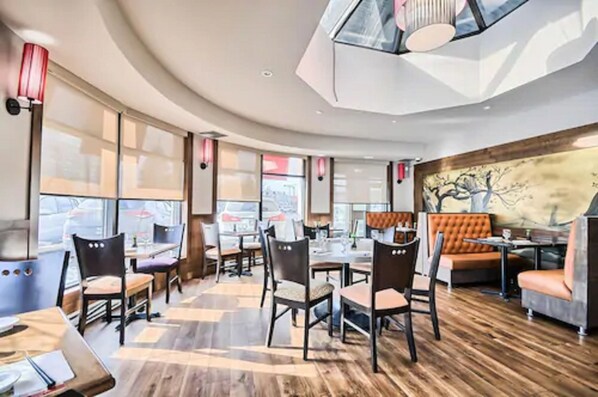 Lunch and dinner served