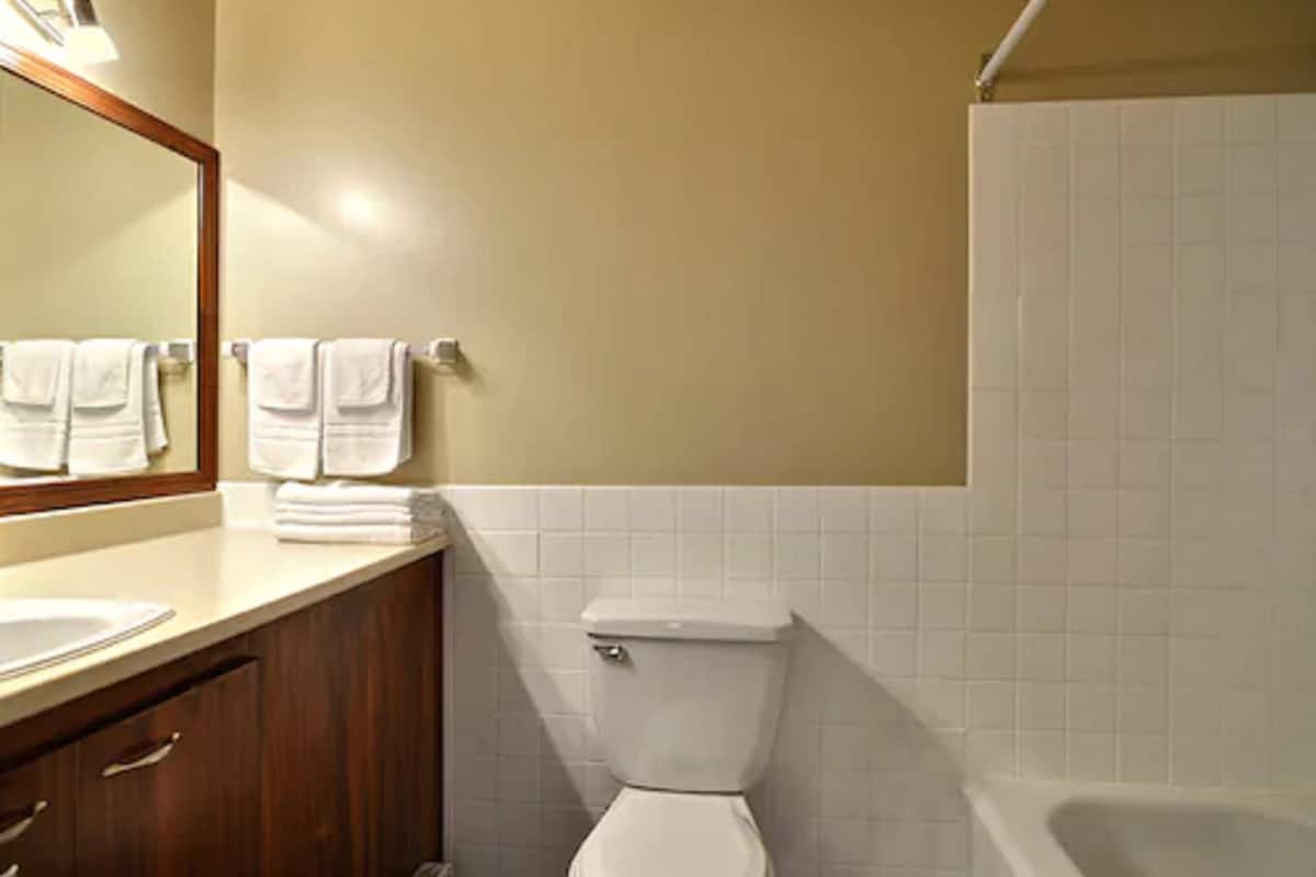 Duschwanne, kostenlose Toilettenartikel, Handtücher