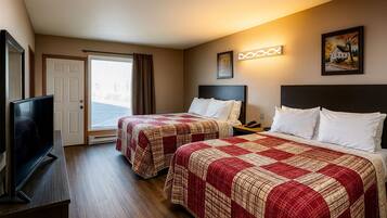 Habitación de hotel con dos camas, un televisor, una puerta al exterior y un cuadro en la pared.