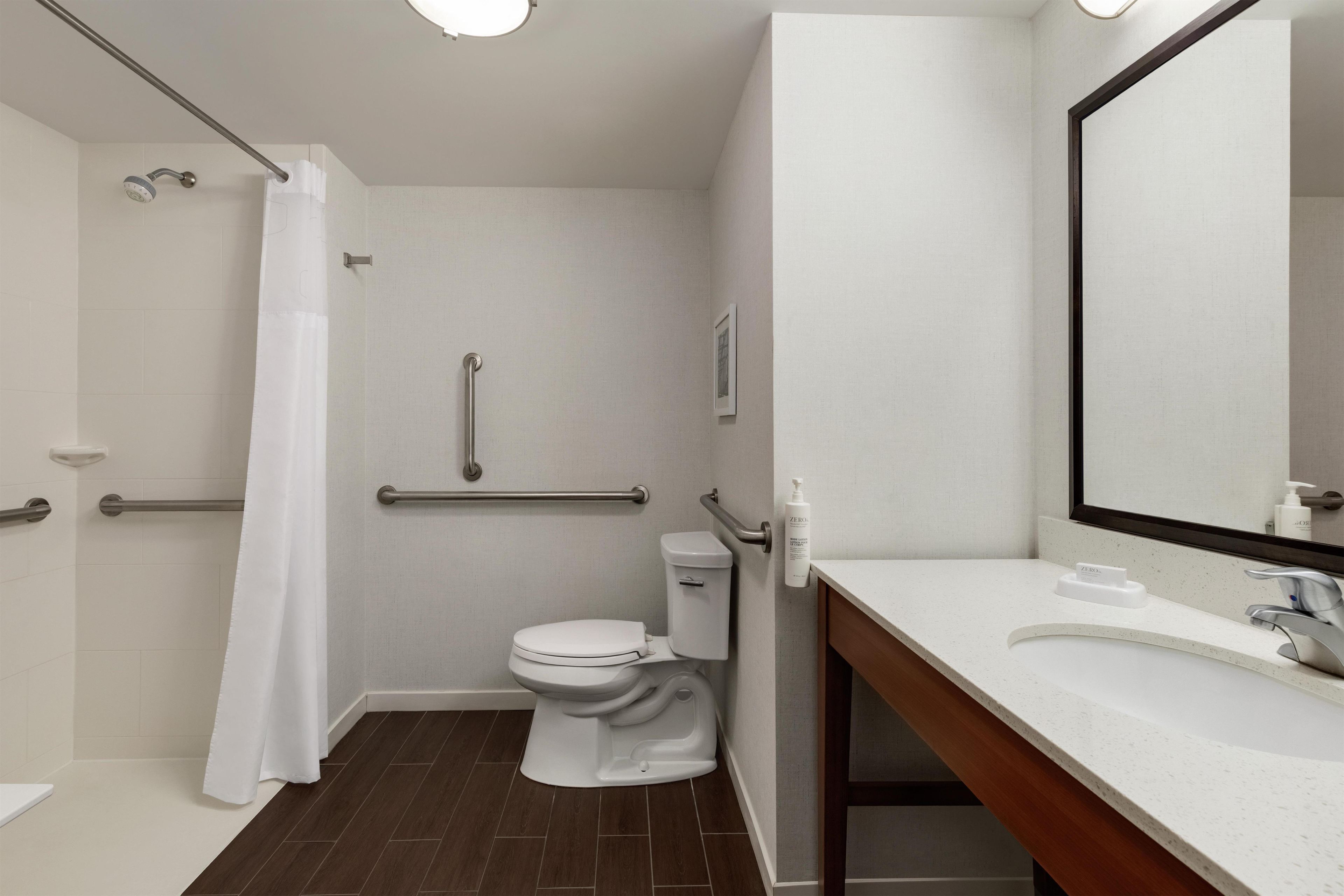 Une salle de bain moderne équipée d’une douche, de toilettes et d’un lavabo.