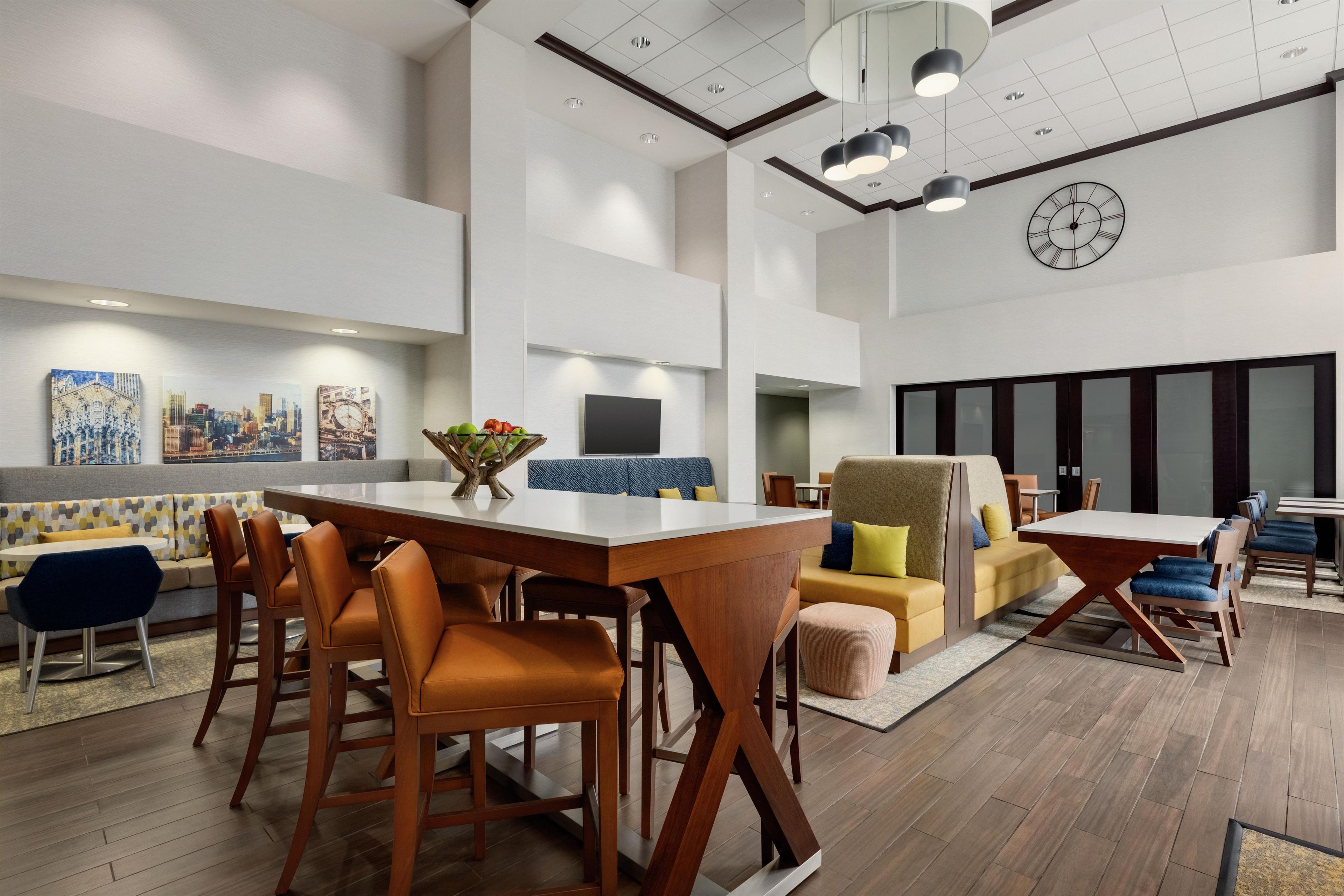 Een modern interieur met een eethoek, zitplaatsen en kunstwerken aan de wanden.