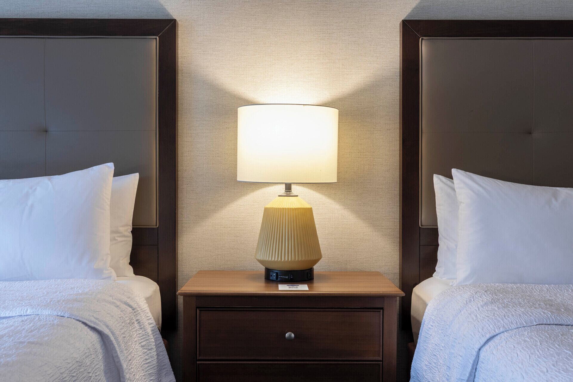 Tabla de planchar con plancha, cunas gratuitas y camas extra gratis 