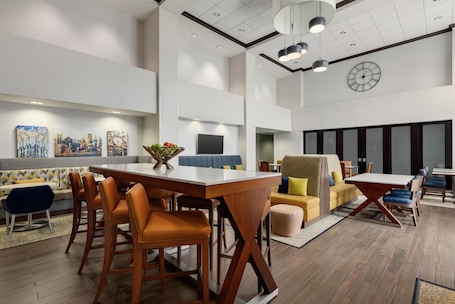Lobby. Hampton Inn & Suites Pittsburgh/Harmarville