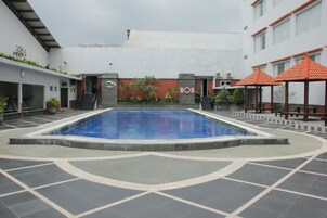 Una piscina al aire libre