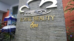 Un letrero para 'Royal Beauty Spa' con un logotipo estilizado y la palabra 'Spa' en cursiva.