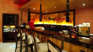 Una zona de bar con mostrador, sillas y un cartel que dice 'Kawilounge'.
