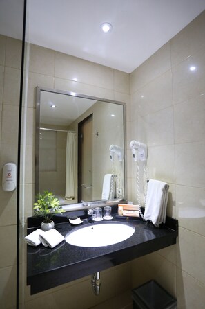 Deluxe-Zweibettzimmer | Badezimmer | Dusche, kostenlose Toilettenartikel, Haartrockner, Hausschuhe