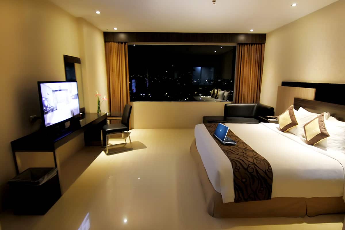 Executive Room | Minibar, in-room safe, desk, soundproofing