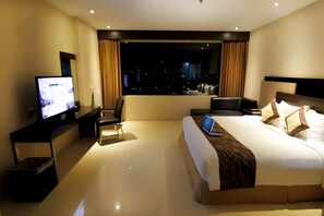 Executive kamer | Een minibar, een kluis op de kamer, een bureau, geluiddichte muren