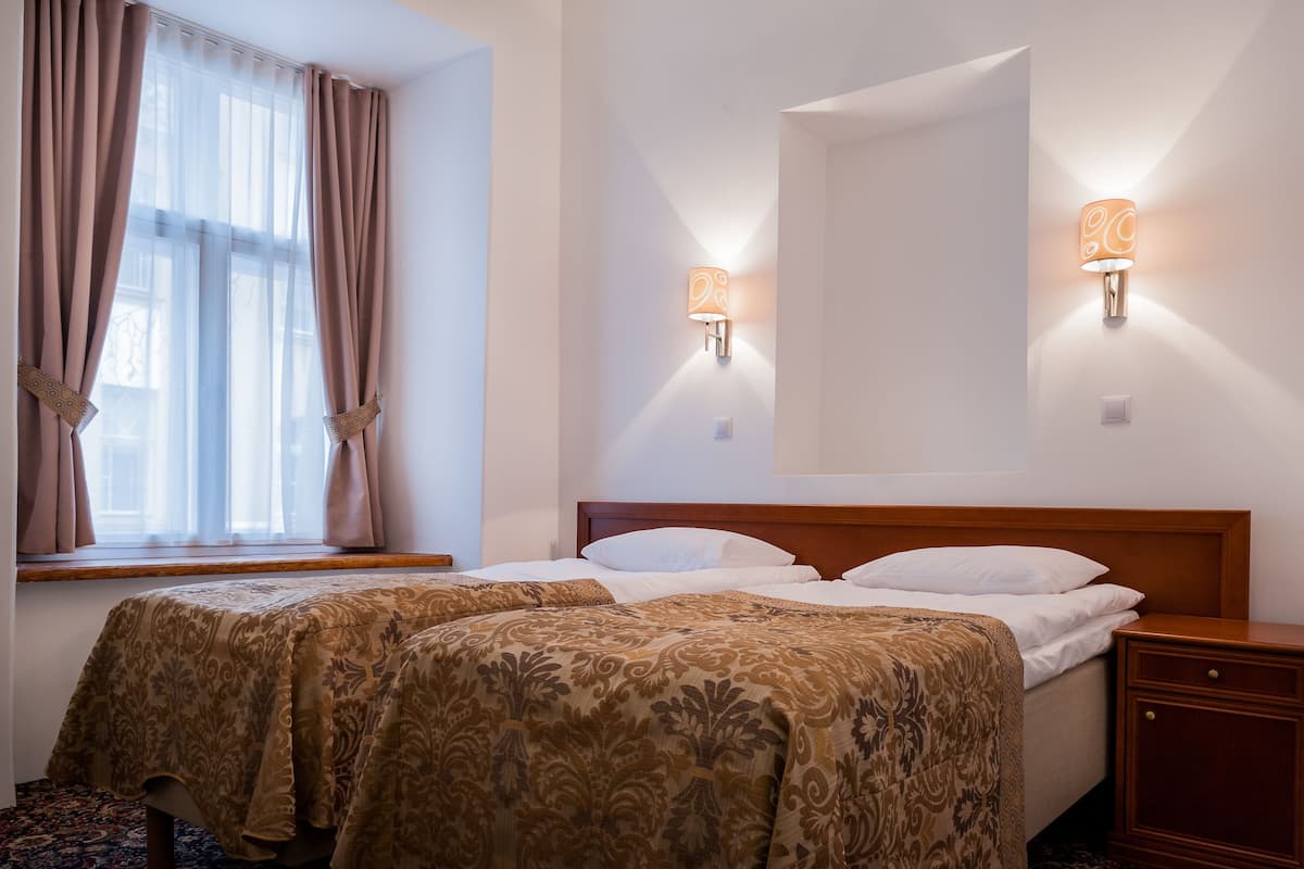 Standard Double or Twin Room | Bar mini, peti besi dalam bilik, meja, katil bayi/kot (percuma)