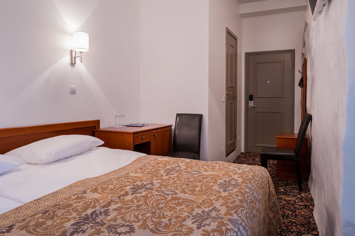 Bar mini, peti besi dalam bilik, meja, katil bayi/kot (percuma)