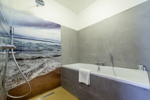 Shower, free toiletries, hair dryer, towels - Boutique Hotel De Eilanden (Harlingen)