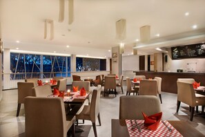 Bar (on property) - Grand Cakra Hotel (Malang)