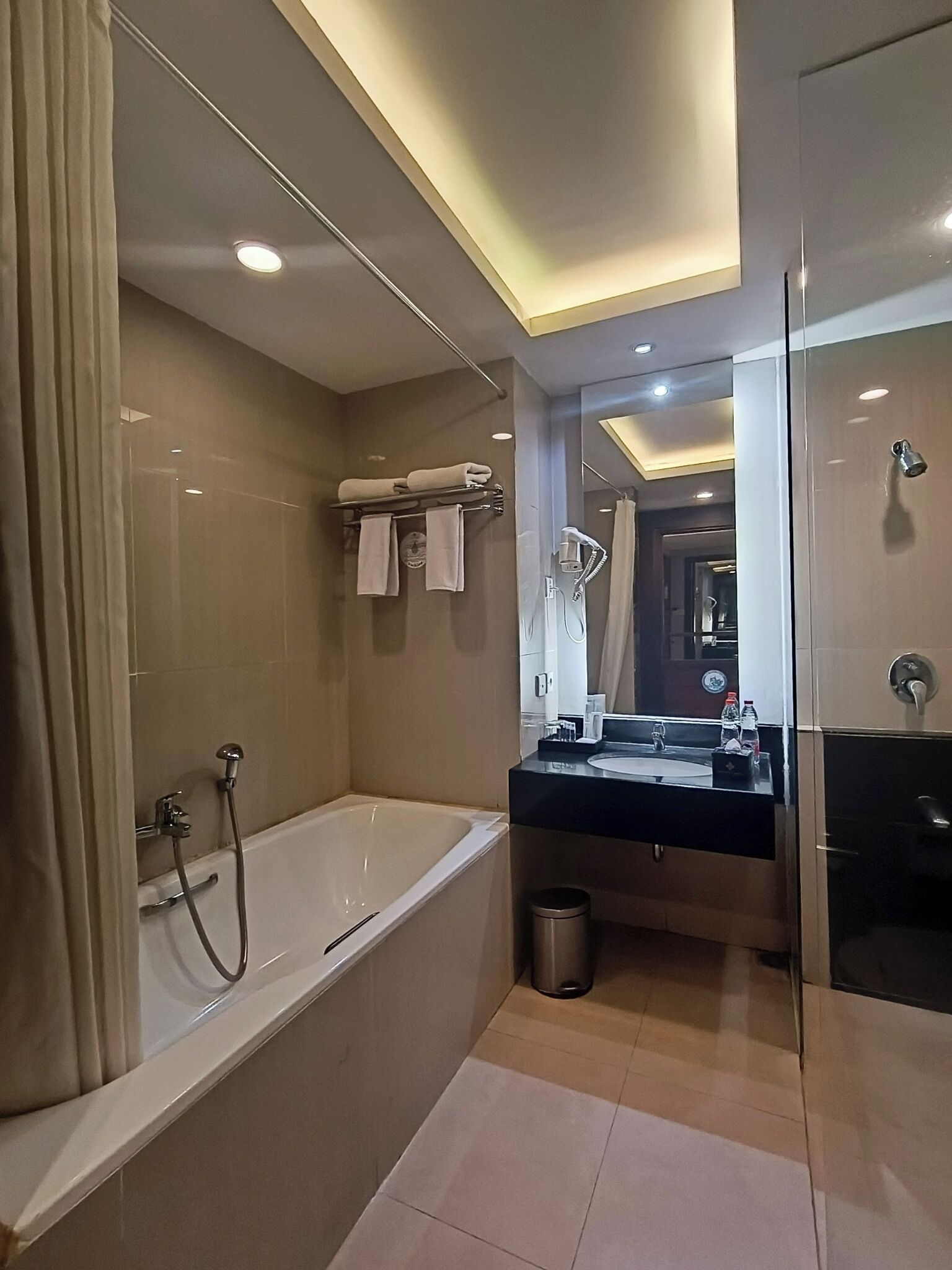 Suite junior | Baño | Zapatillas, bidé y toallas