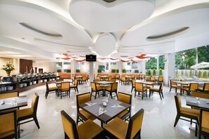 朝食、ランチ、ディナーに営業