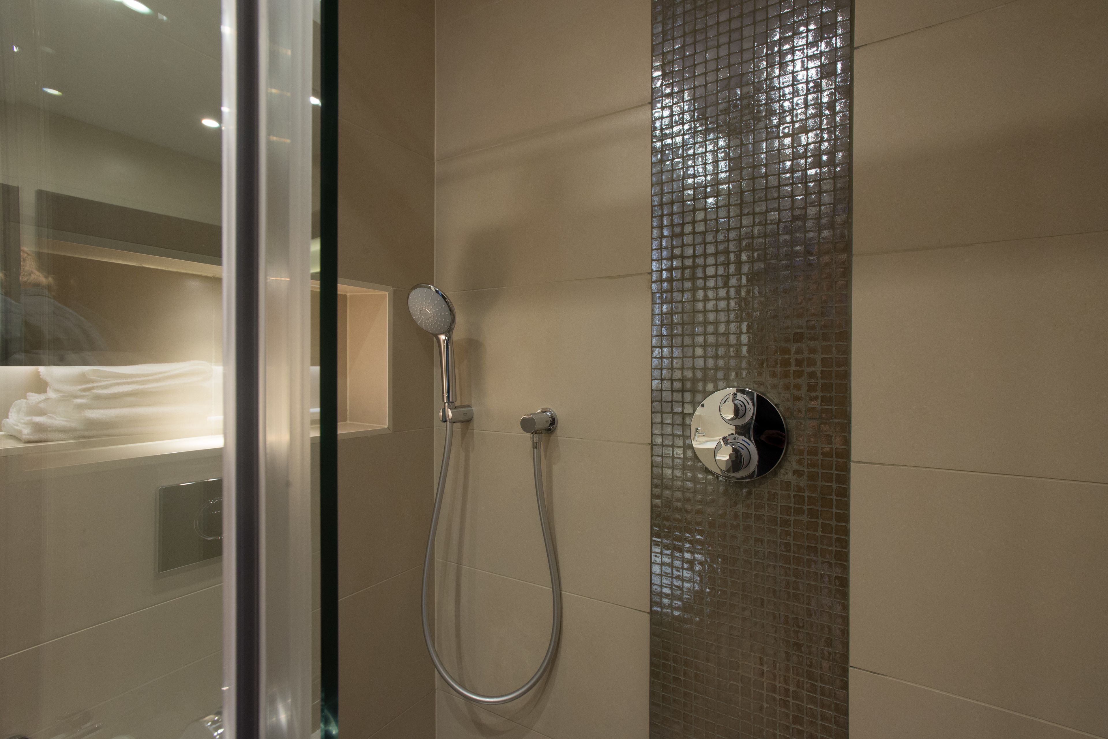 combined shower/bathtub, free toiletries, hair dryer, towels