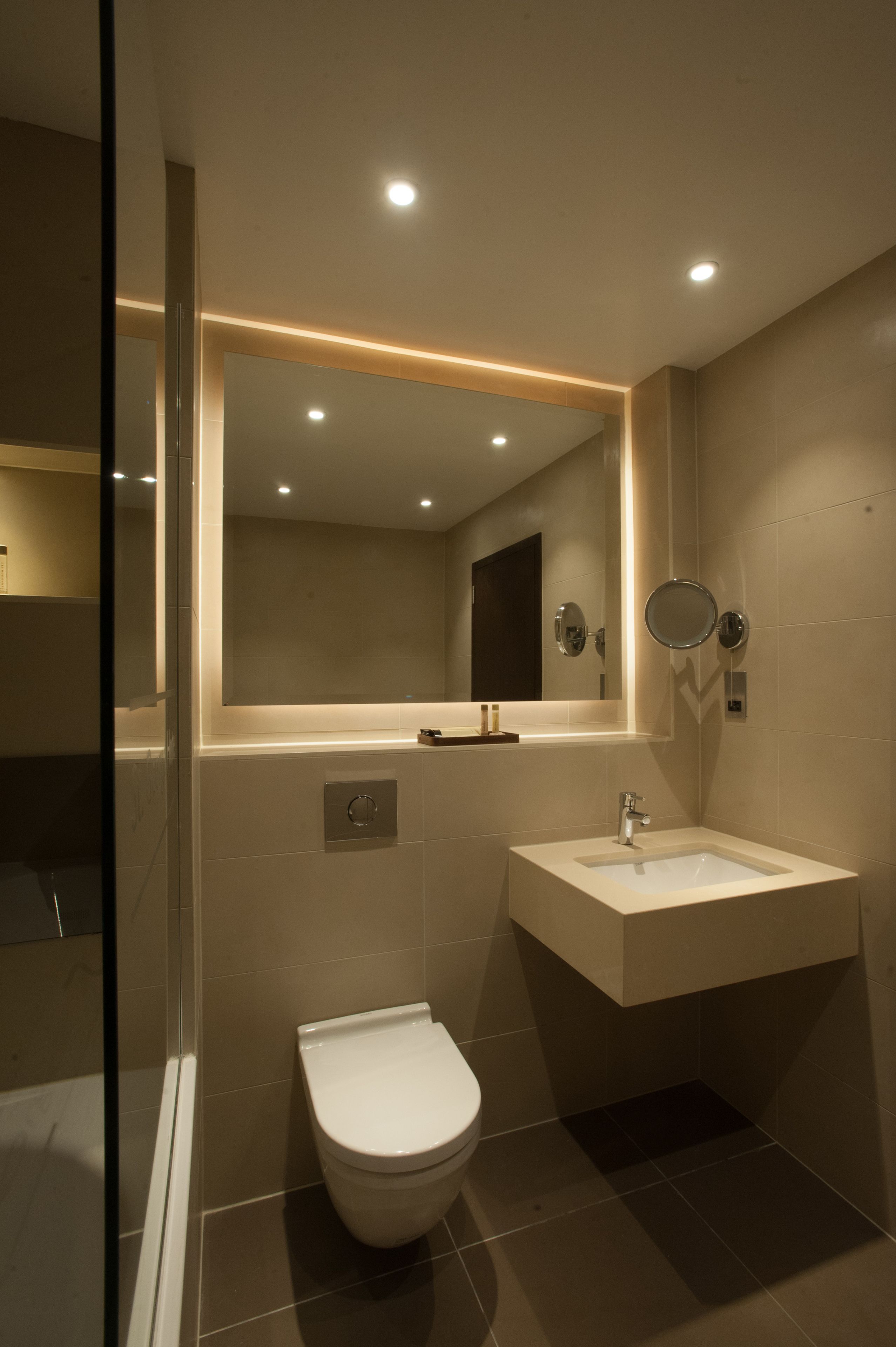 budget single room | minibar, in-room safe, desk, laptop workspace