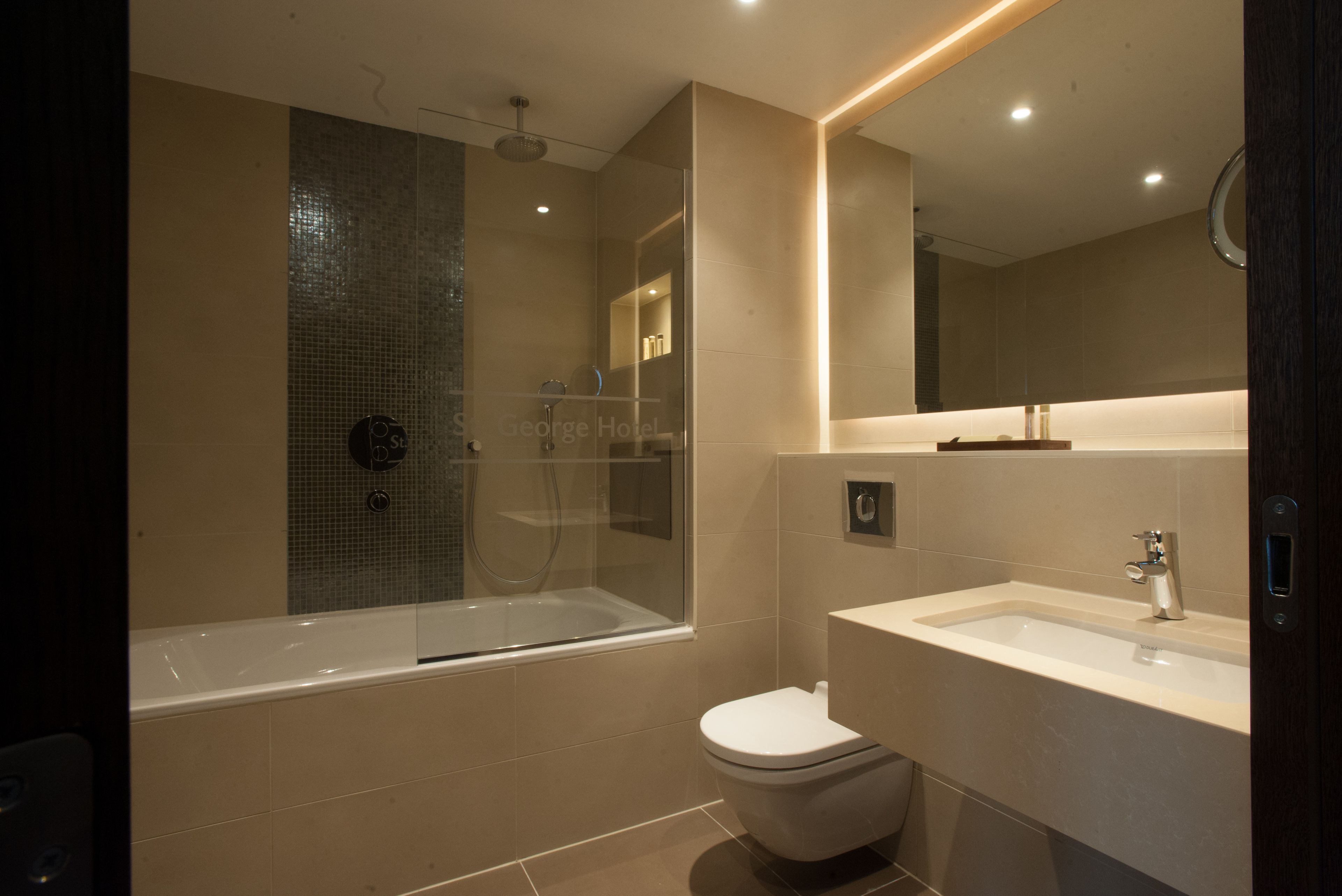 junior double room | bathroom | combined shower/bathtub, free toiletries, hair dryer, towels