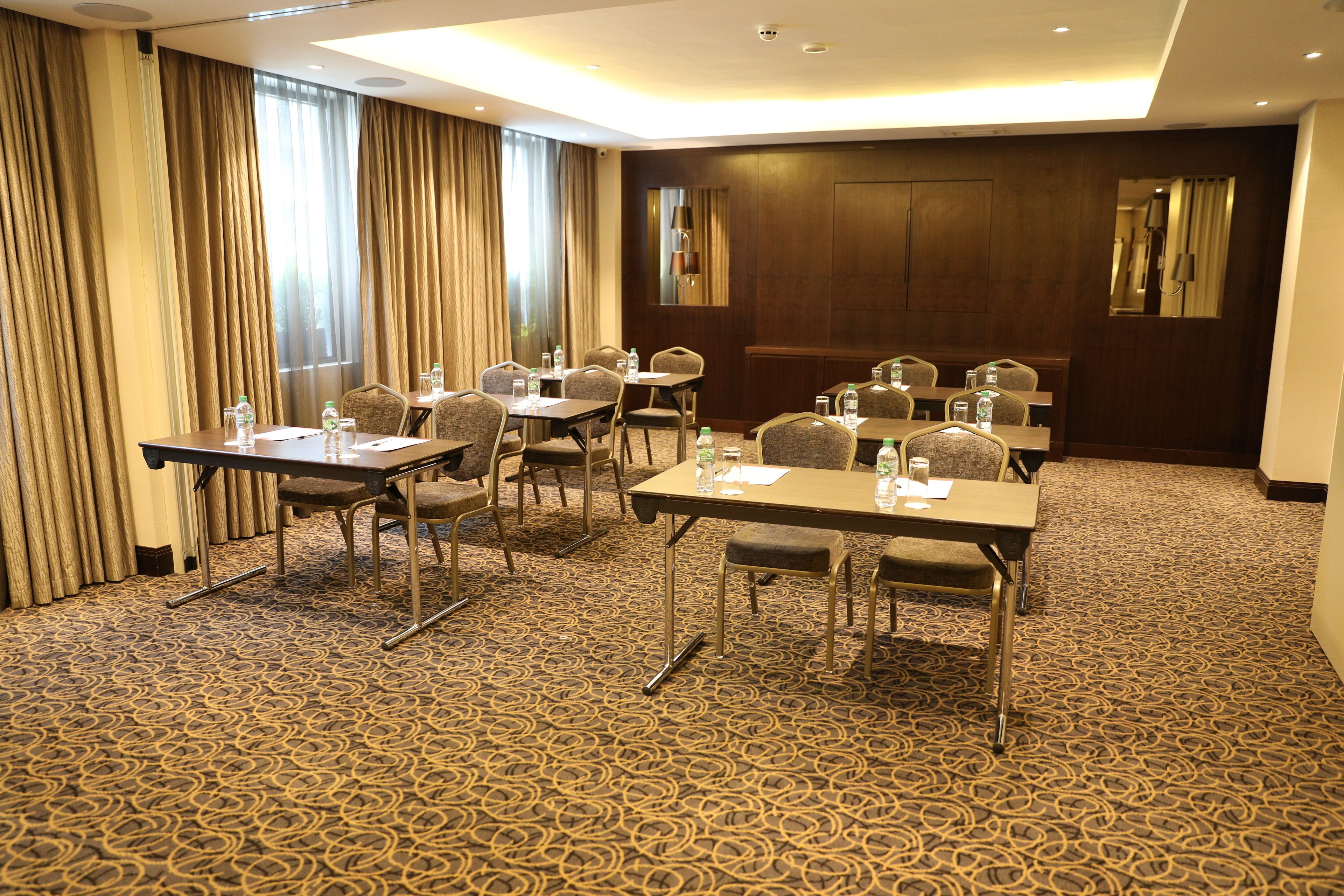 breakfast, lunch, dinner served; international cuisine