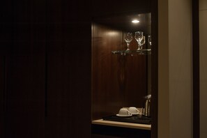 Minibar, caja de seguridad en la habitación y escritorio 