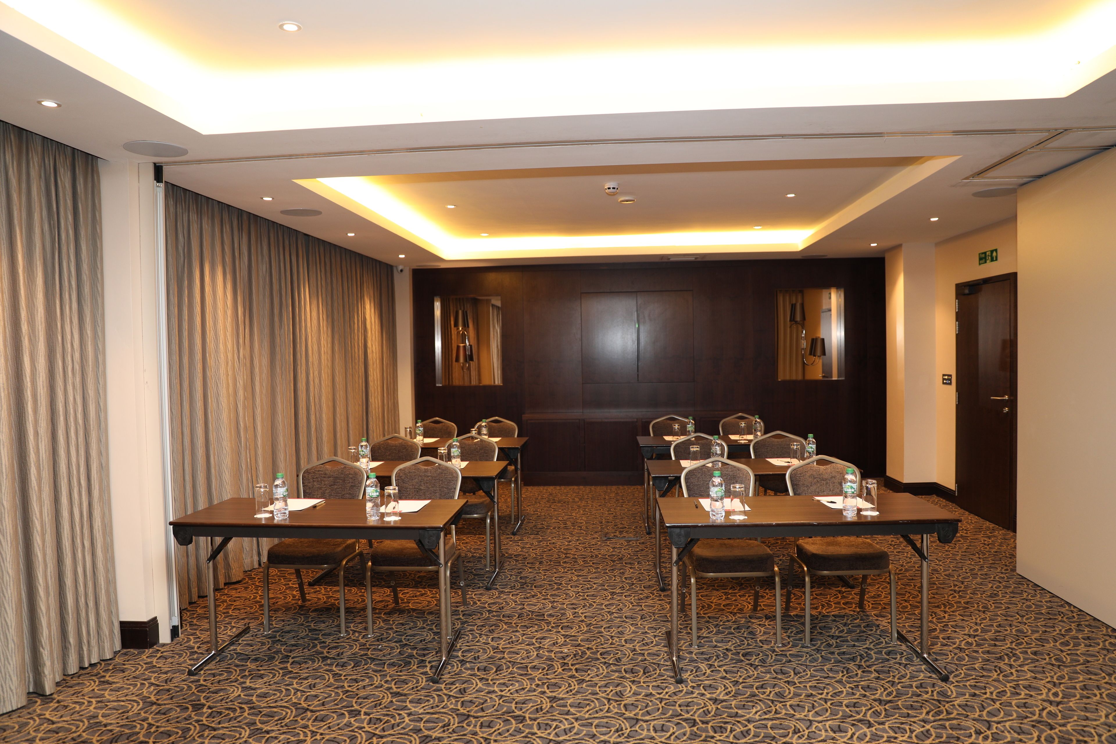 breakfast, lunch, dinner served; international cuisine