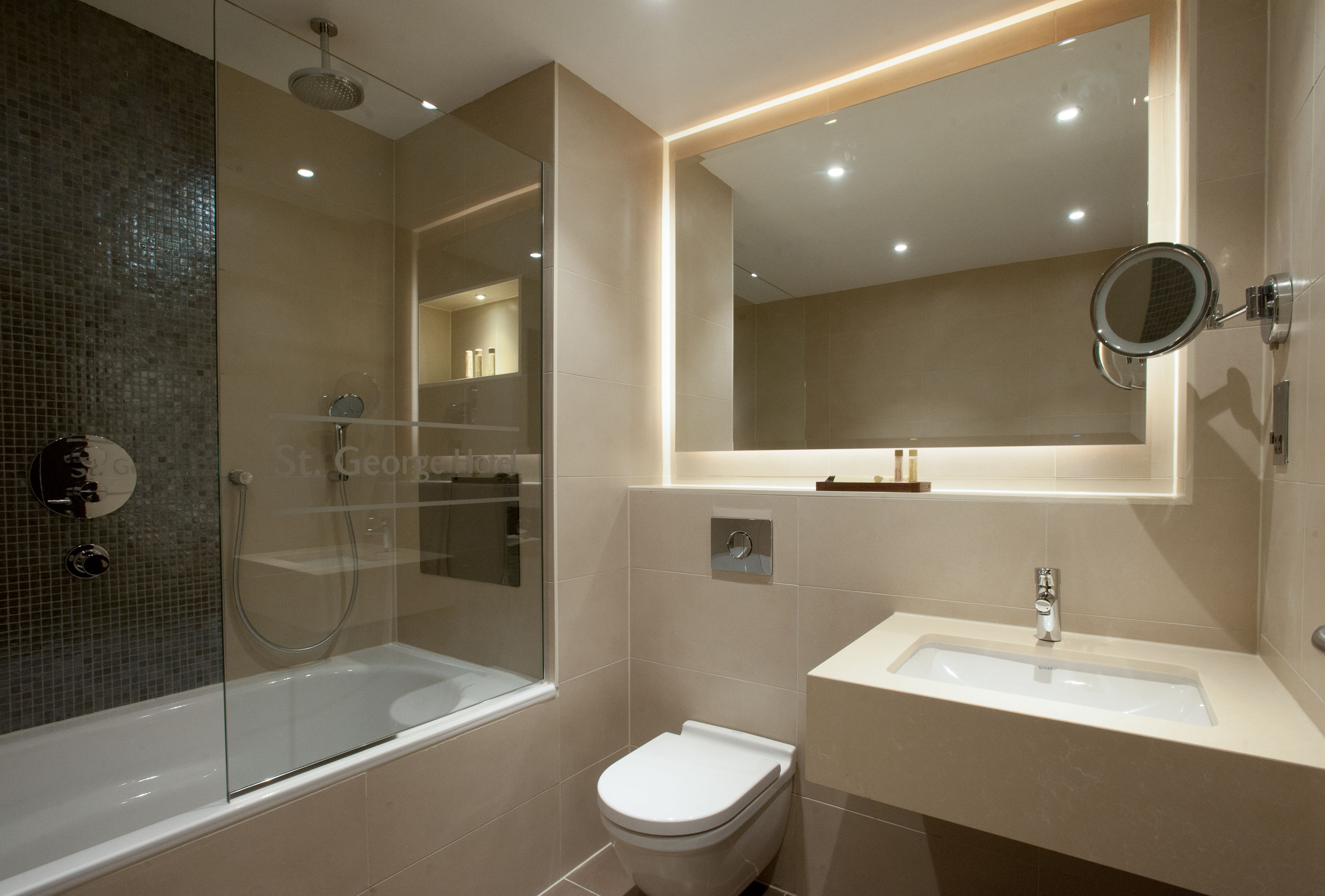 deluxe double or twin room | bathroom | combined shower/bathtub, free toiletries, hair dryer, towels