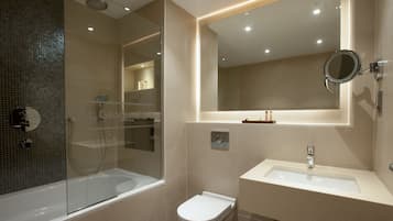 Deluxe-Doppel- oder -Zweibettzimmer | Badezimmer | Duschwanne, kostenlose Toilettenartikel, Haartrockner, Handtücher