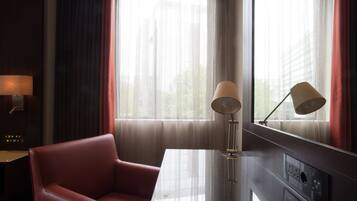 Minibar, värdeförvaringsskåp på rummet och skrivbord