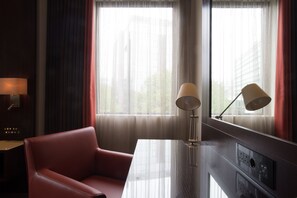 Minibar, in-room safe, desk, laptop workspace - St George Hotel Wembley (Wembley)