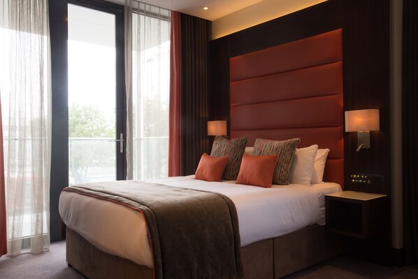 Junior Double Room | Minibar, in-room safe, desk, laptop workspace