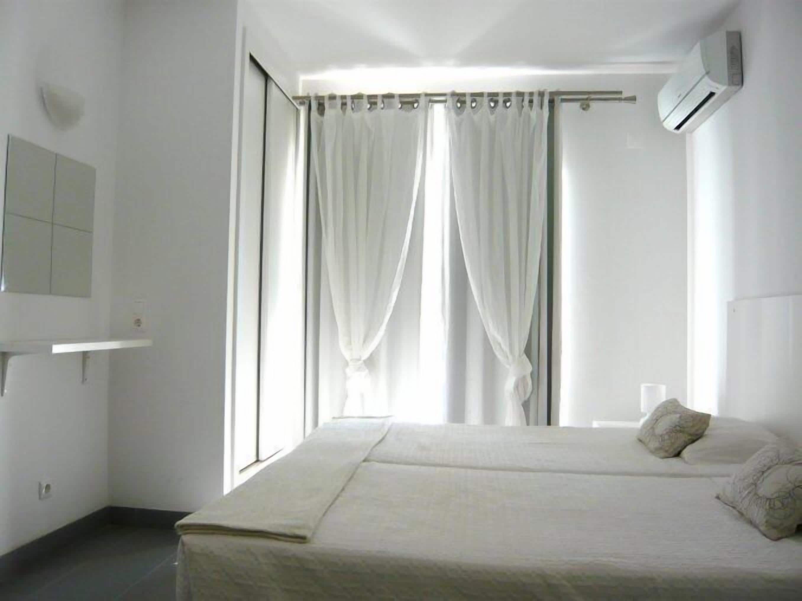 خزنة داخل الغرفة ومكتب وستائر تعتيم وأسرّة أطفال/رضّع (مجانًا)