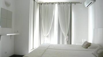 Habitación con 1 cama matrimonial o 2 individuales | Caja de seguridad en la habitación, escritorio y cortinas blackout